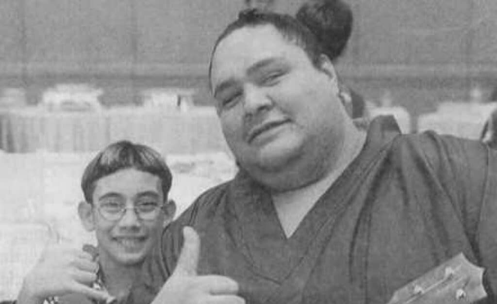 Yokozuna Akebono with ukulele with an island boy