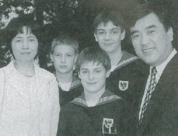 H.I.S. President Hiroo Sawada and his wife Mayumi with a trio of young singers.