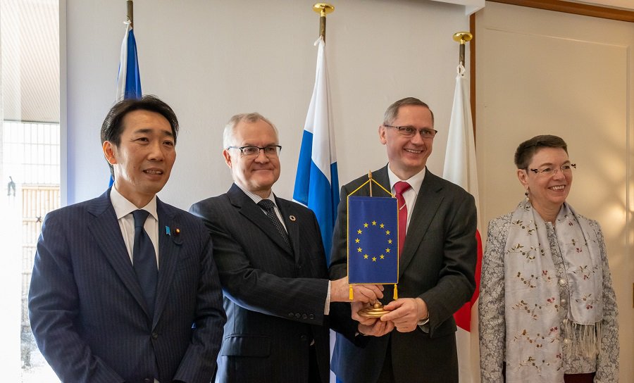 2020年1月フィンランド大使館にて：左から、中山展宏外務副大臣（LDP）。 ペッカ・オルパナ駐日フィンランド大使、ドラジェン・フラスティッチ駐日クロアチア大使、パトリシア・フロール駐日欧州連合大使