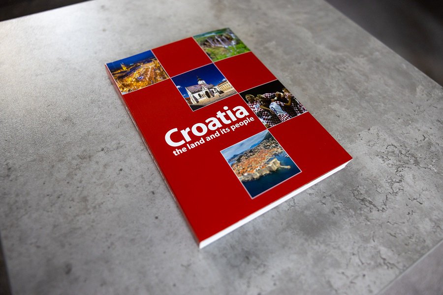 クロアチア共和国大使館お勧めガイド「Croatia - The Land and its People -」