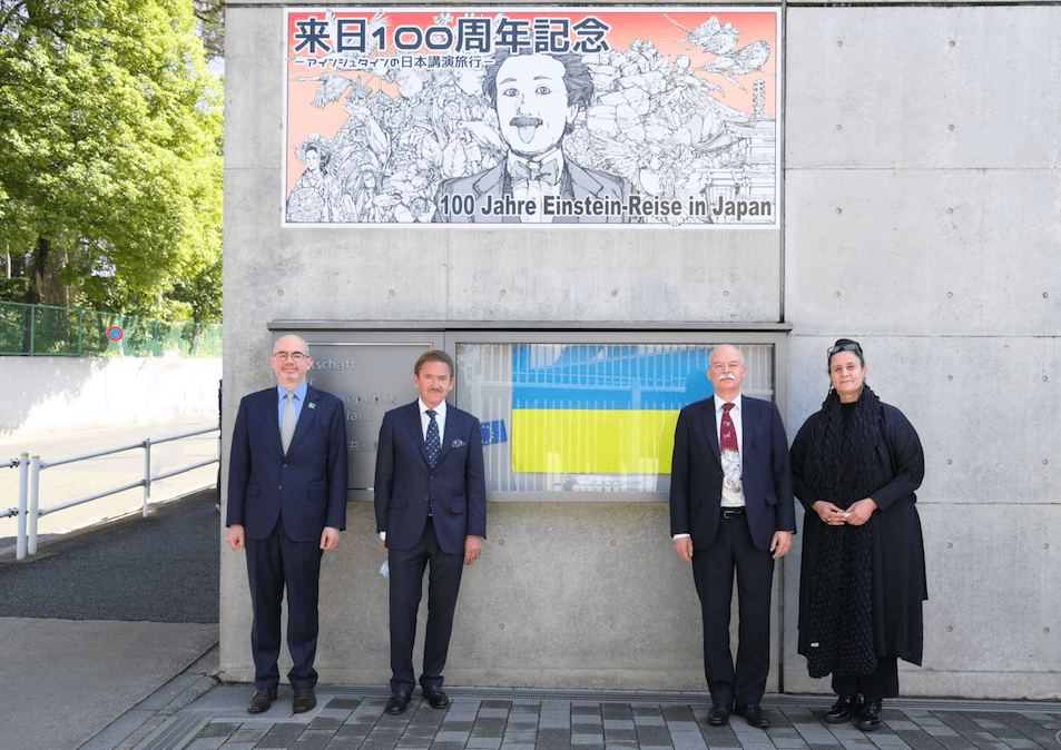 アインシュタイン来日１００周年記念　ドイツ大使館が外壁で日本の旅路を紹介