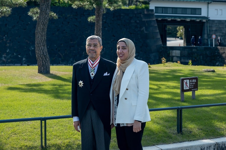 皇居前で記念撮影をするヒシャーム・バドル前駐日エジプト大使とご息女