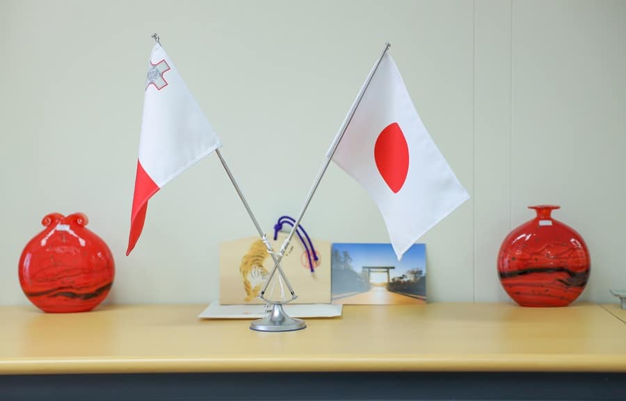 マルタ国旗・日本国旗