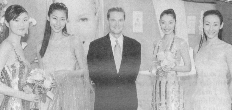 At the Miss Universe Japan 2000 contest: Yuko Ashizawa, Mayu Endo, Miss Unverse Japan 2000, Saori Takizawa, Satomi Ogawa Miss Universe Japan 1999 with Amway Japan President Jim Payne