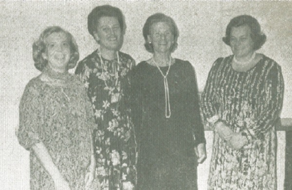 Kaija Laares surrounded by well-wishers: Maria Fernanda Madeira de Andrade, Ulla Odevall and Helga Weidinger.