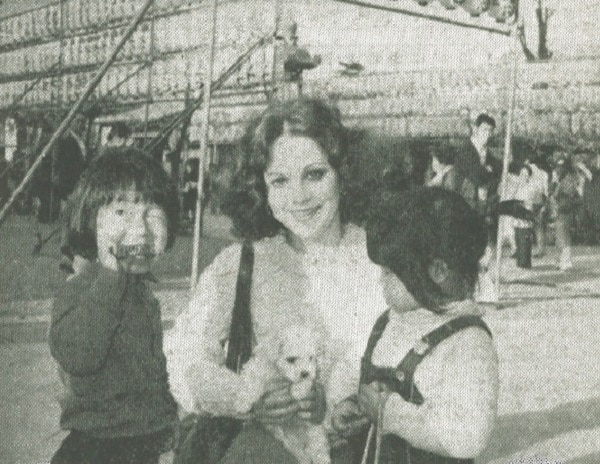 Ballerina-Actress Leslie Browne - Academy Award nominee relaxes in Asakusa with Japanese kids and their puppy.