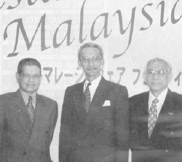 Abdullah Hj. Jonid, Director General, Tourism Malaysia, Malaysian Ambassador Dato Marzuki Mohammad Noor and M.H. Ahmad Sarakawi, Director, Tourism Malaysia, Tokyo.