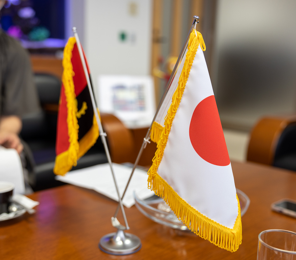 アンゴラ国旗と日本国旗