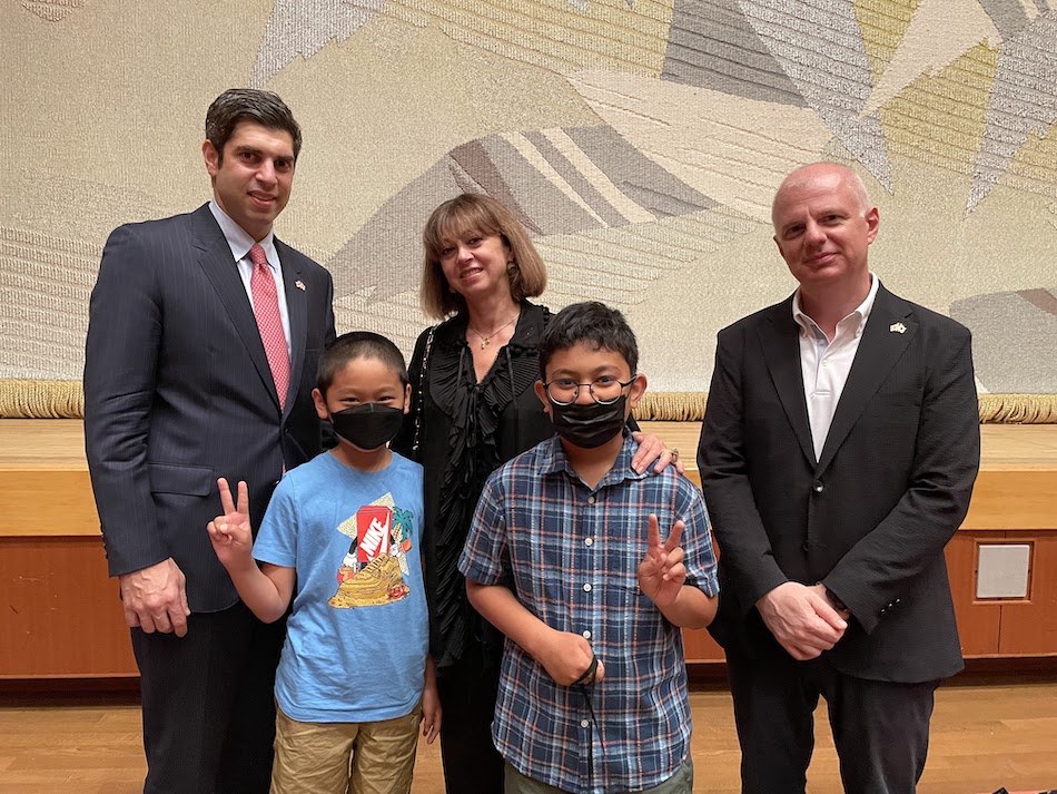 From the left, the Ambassador of Georgia to Japan H.E. Mr. Teimuraz Lezhava, Nina Ananiashvili, and Ucha Gabechava, Minister-Counsellor