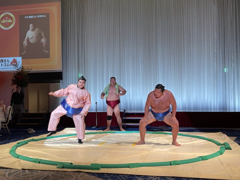 A guest in sumo wrestler costumes, enjoyed experiencing SUMO