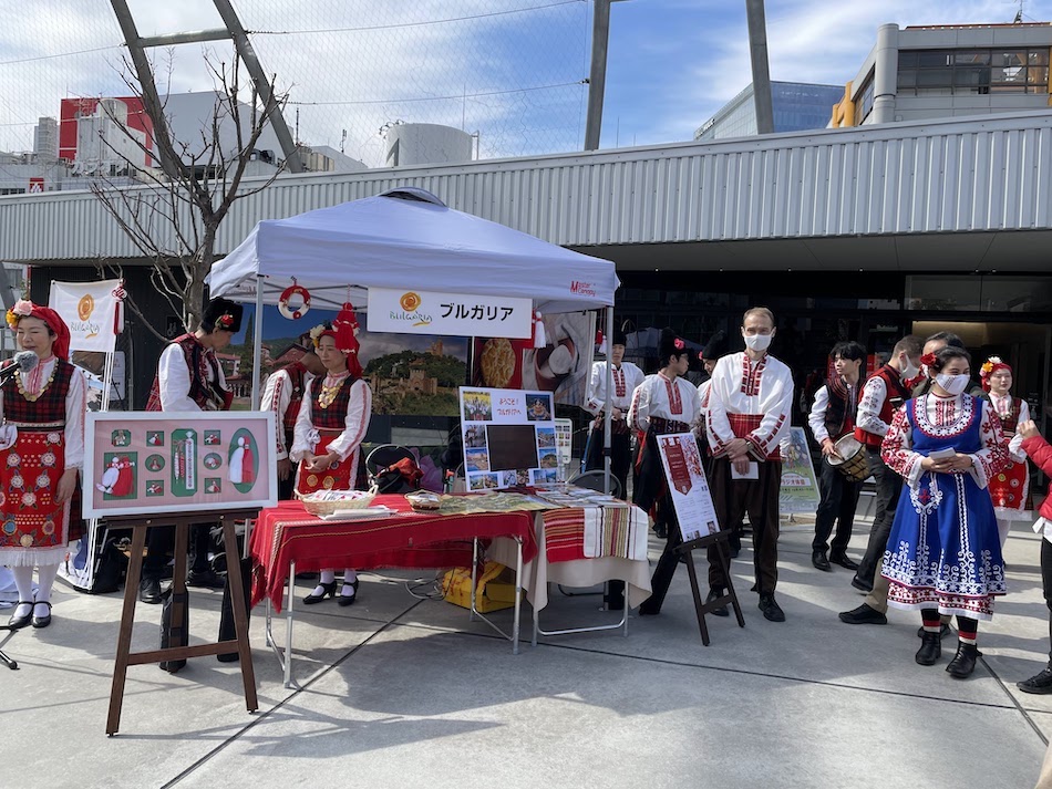 An event to introduce Baba Marta, a Bulgarian spring festival held on March 1 in front of Miyashita Park Park Center in Shibuya Ward.