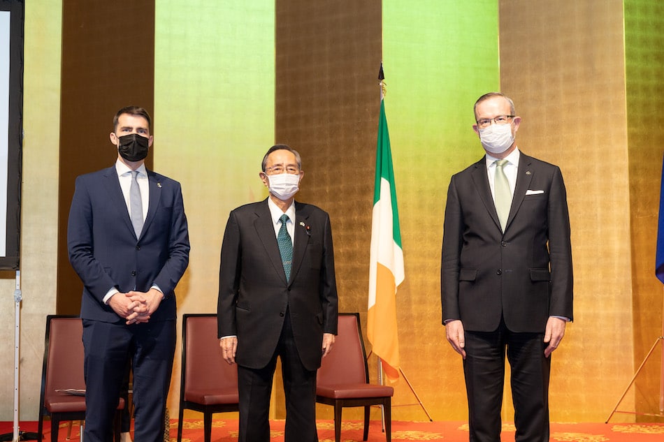 (From Left)Minister of State Chambers, Liberal Democratic Party Speaker of the House of Representatives Hiroyuki Hosoda