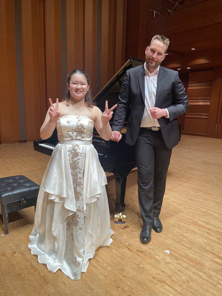 Hina Maeda, showing a college student-like smile alongside pianist Greg Skrobinski.