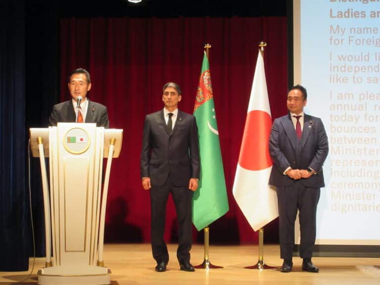 トルクメニスタン大使館　３２回目の独立記念日を祝う