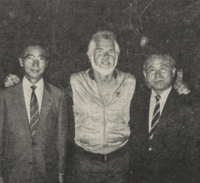 Kenny Rogers - in town for a series of concerts including a gala supper show at the Capitol Tokyu — poses with hotel officials, Yoshihide Hirase 