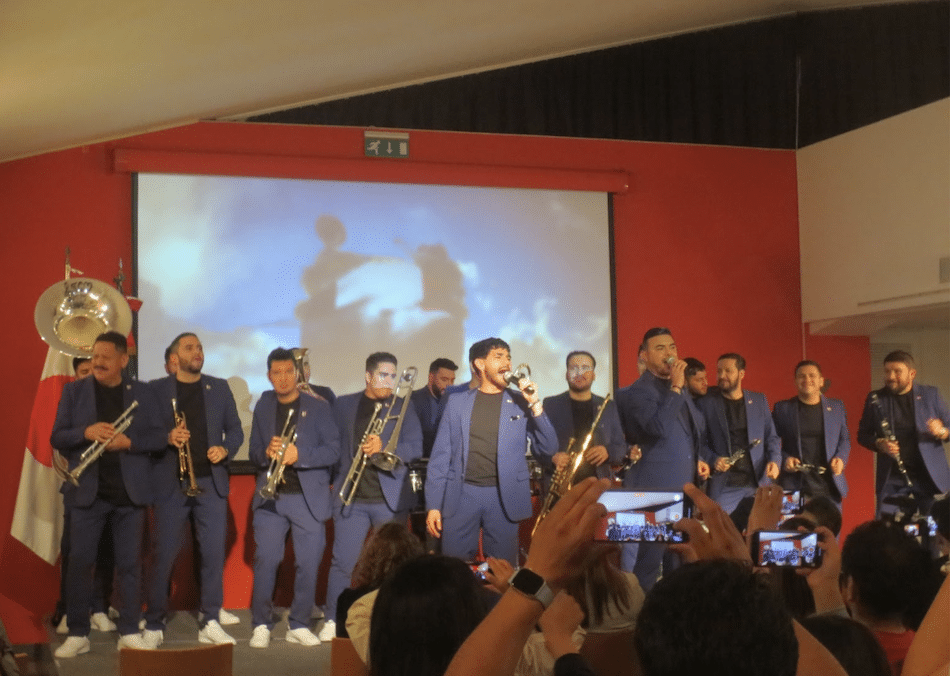 メキシコの伝統的な楽曲を披露するバンダ・エル・レコド・デ・クルス・リサラ