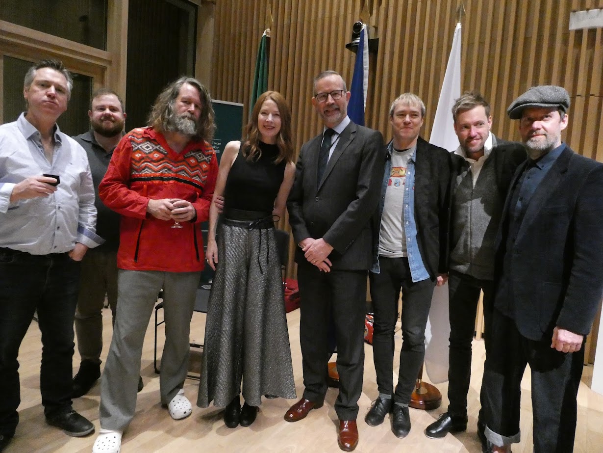 駐日アイルランド大使館の館員と共に記念撮影をするシャロン・シャノン、リアム・オ・メンリィ、そしてステップクルーのメンバー。