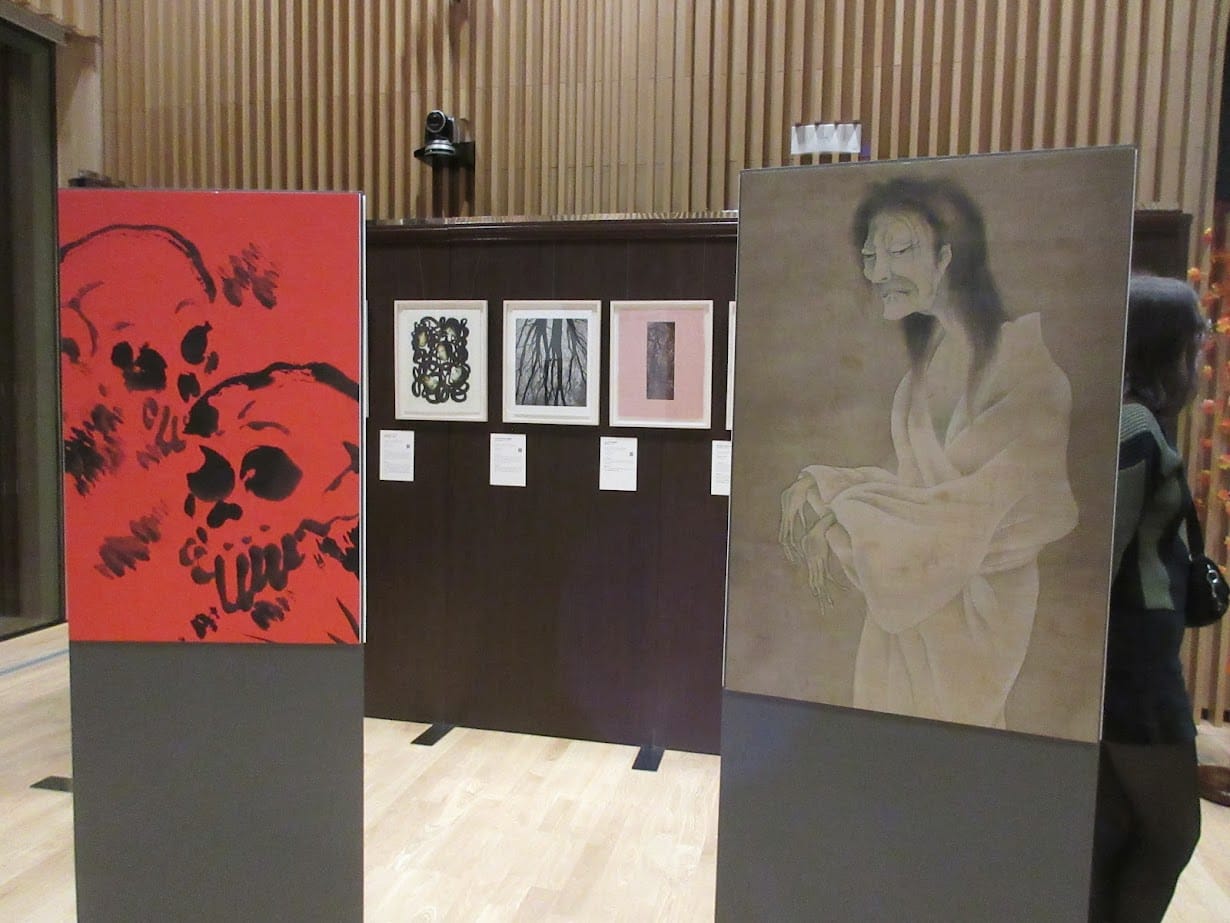 小泉八雲の「怪談」からインスピレーションを得た、骸骨や幽霊を描いた現代アート作品の展示風景。
