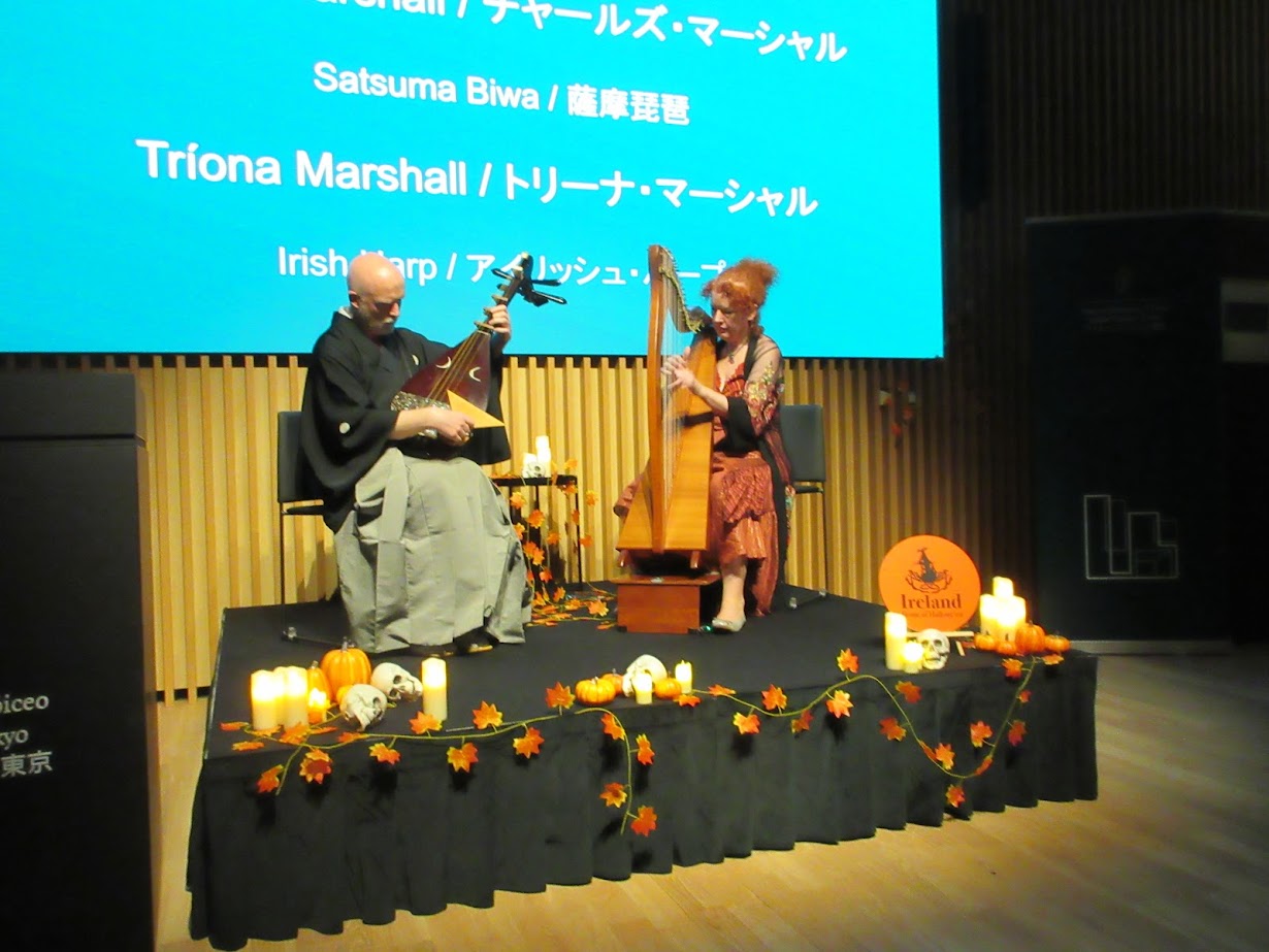 アイルランド大使館のステージで共演する、薩摩琵琶奏者のチャールズ・マーシャルとアイリッシュハープ奏者のトリーナ・マーシャル。