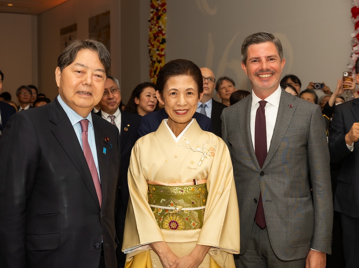 （左から）林芳正総務大臣、高円宮妃久子殿下、アントワン・エヴラー駐日ベルギー大使