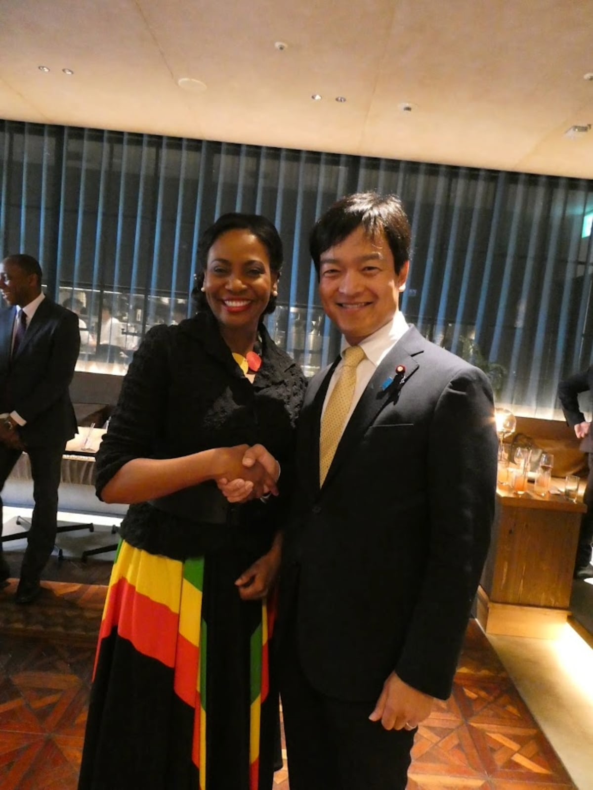 ジャマイカと日本の外交的友好関係(J-Jパートナーシップ)を象徴する、日本政府関係者と握手を交わすショーン・ケイ・リチャーズ駐日ジャマイカ大使。