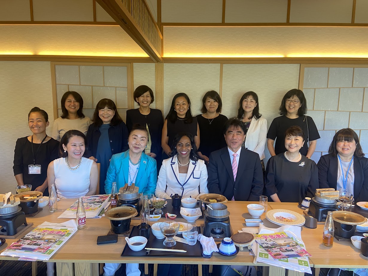 「一期一会」の精神を大切に、日本の地域住民の方々と伝統的な食卓を囲み交流を深めるショーン・ケイ・リチャーズ大使。