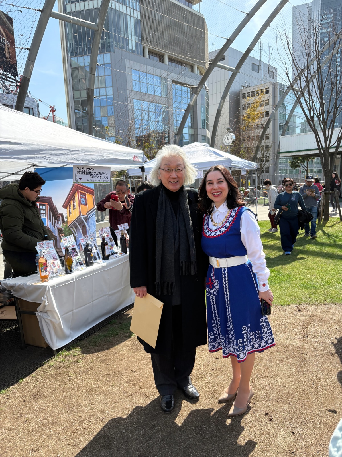 Ambassador Arabadjieva visiting the Bulgarian wine and culture exhibition booth at Miyashita Park.
