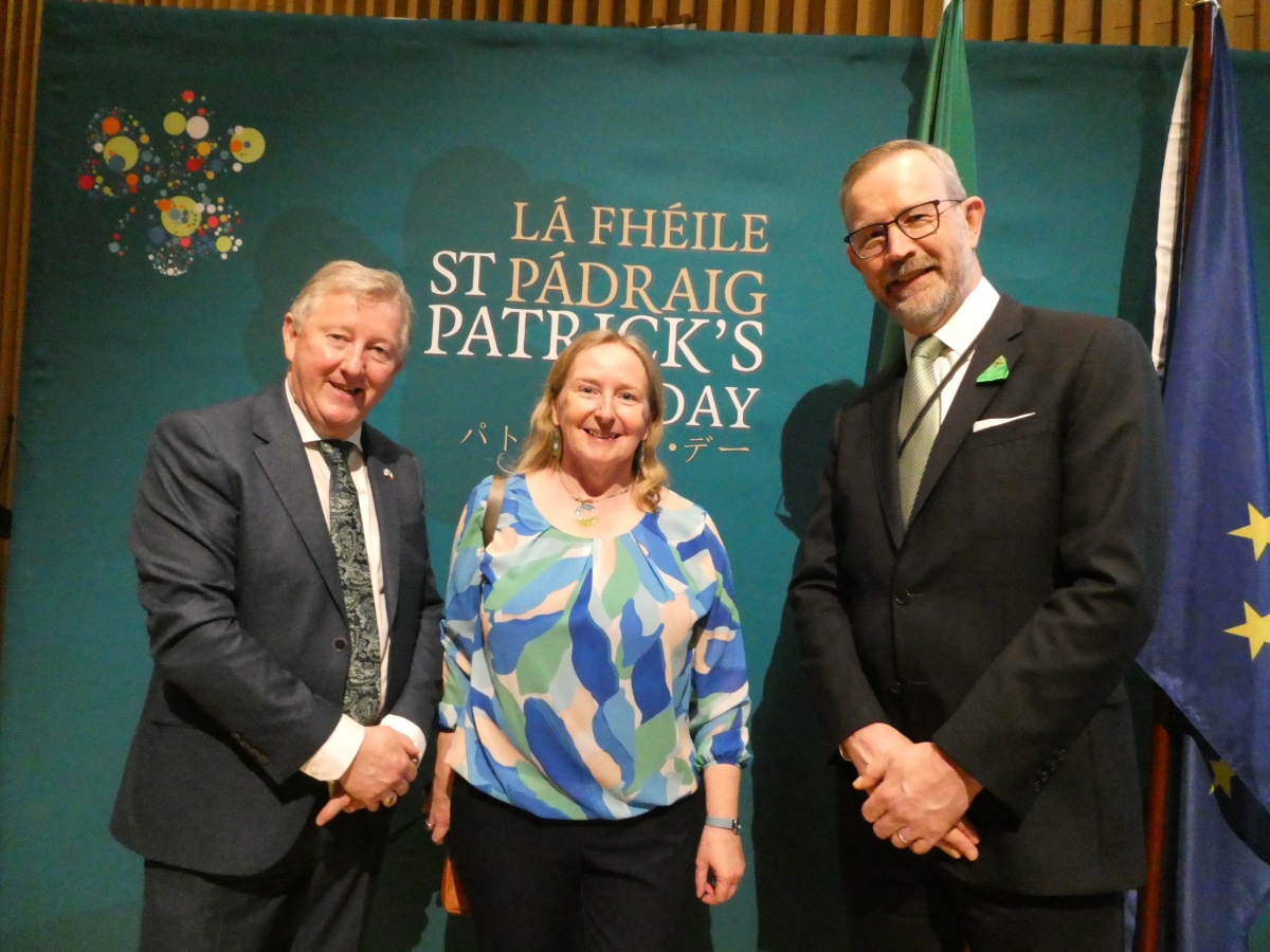 アイルランド大使館でのレセプションでゲストと記念撮影に応じるショーン・キャニー大臣とデミアン・コール大使。