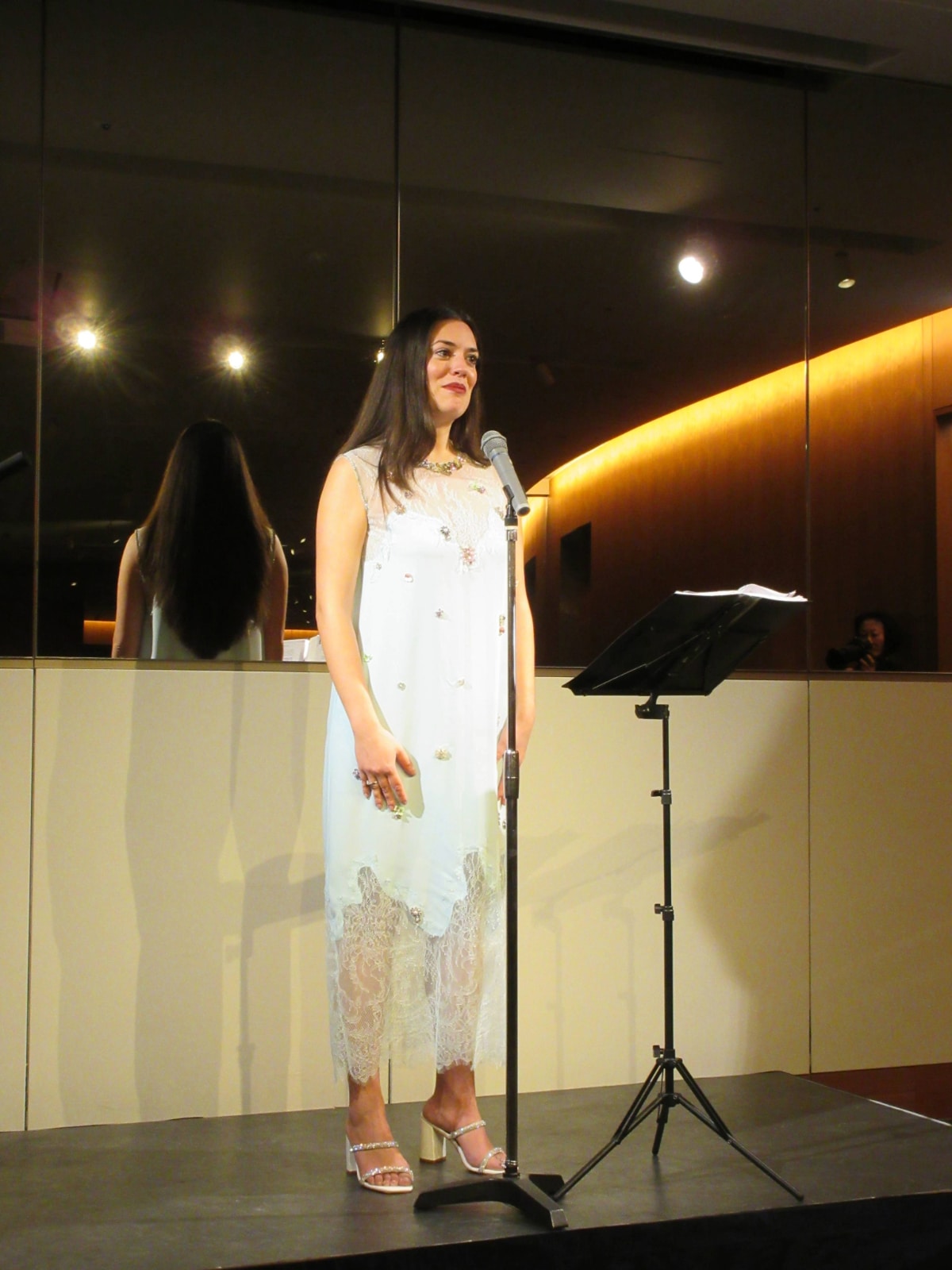 東京でのコンサートでパフォーマンスを披露するソプラノ歌手アダ・アタナソプル