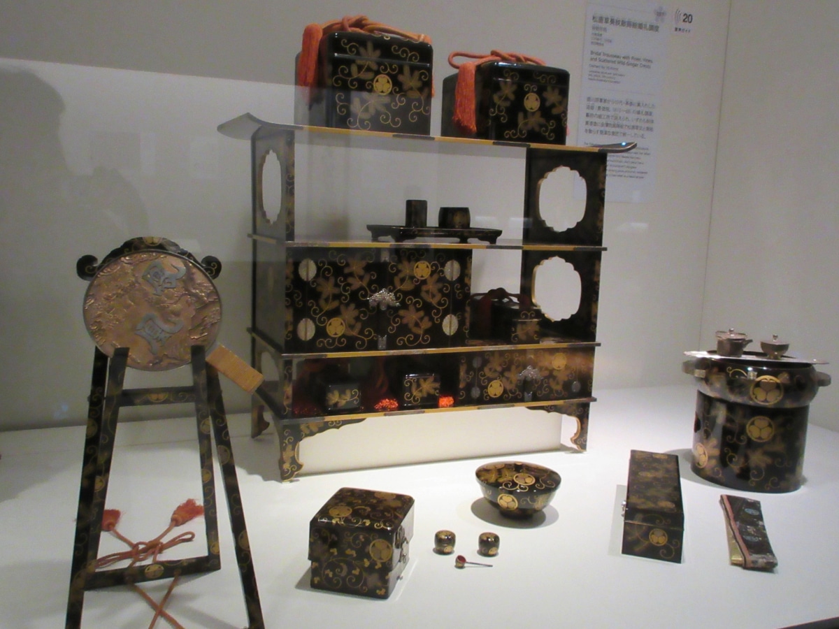 前田家に伝わる豪華な茶道具と調度品の蒔絵コレクション。