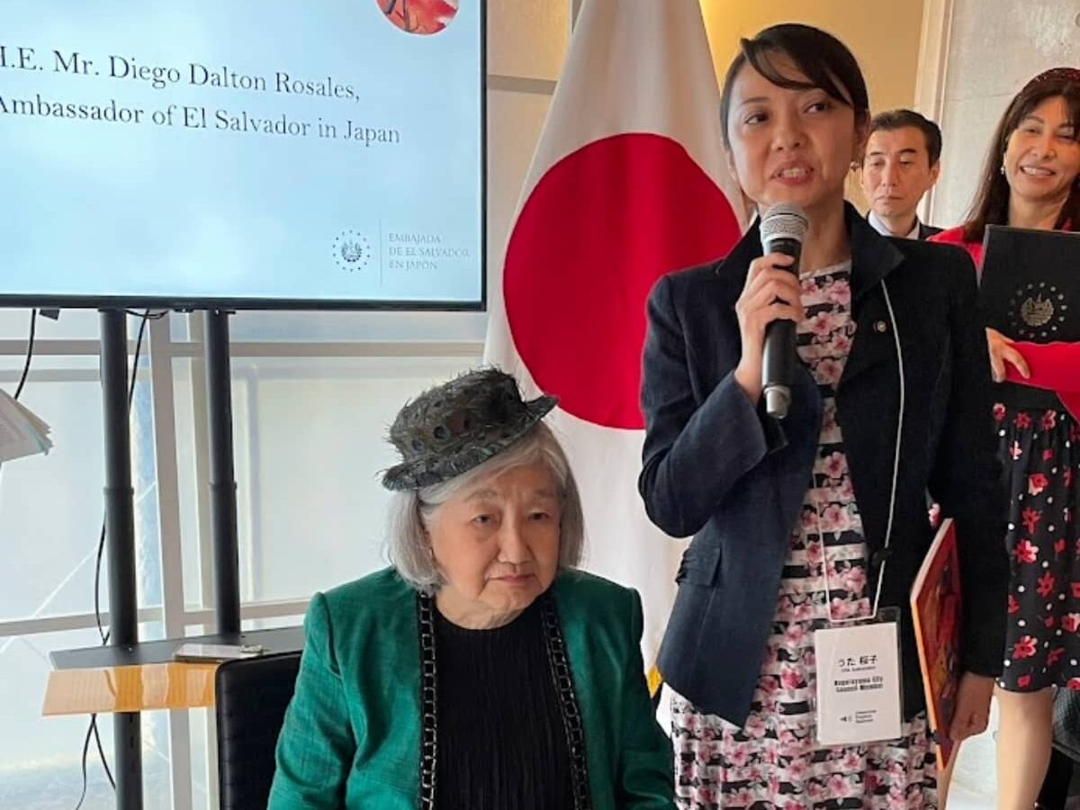Artist Ruriko Escobar at the opening of her exhibition hosted by the Embassy of El Salvador in Japan, celebrating 90 years of diplomatic relations.