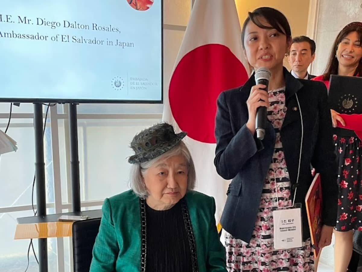 駐日エルサルバドル大使館で開催されたエスコバル瑠璃子展のオープニングセレモニー。