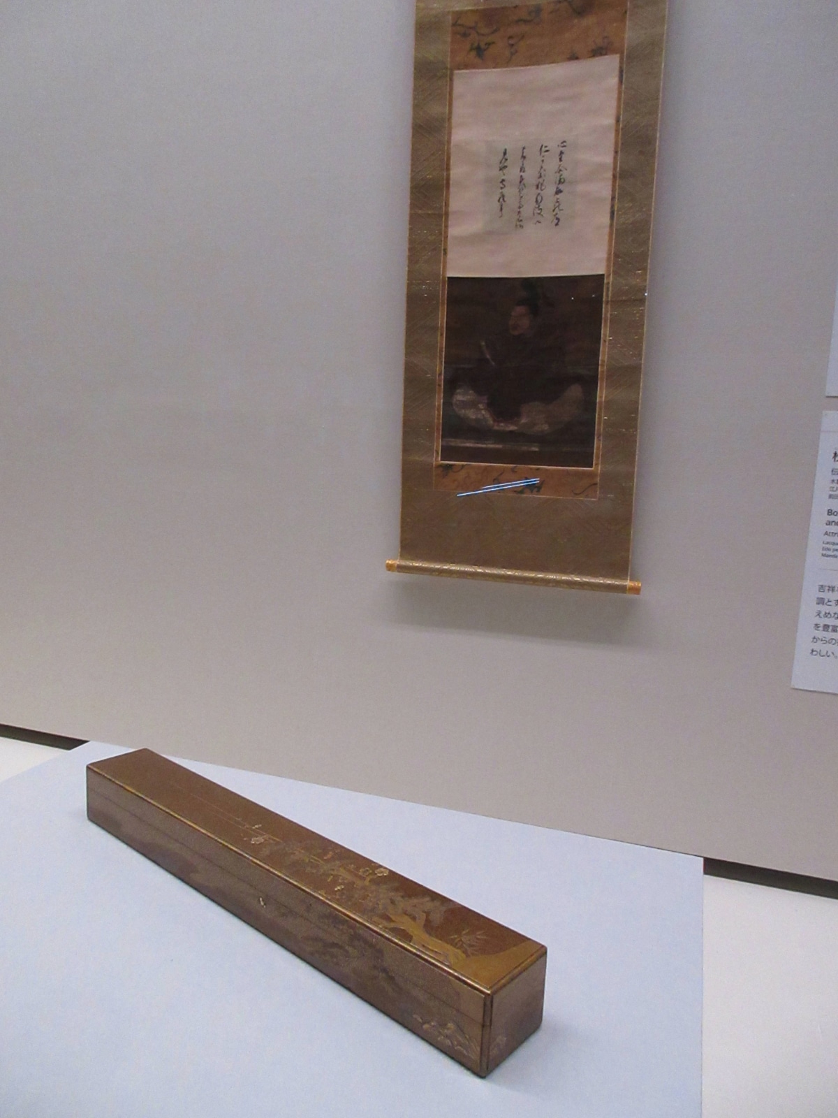 前田家が重視した天神信仰を象徴する菅原道真の掛軸と蒔絵箱。