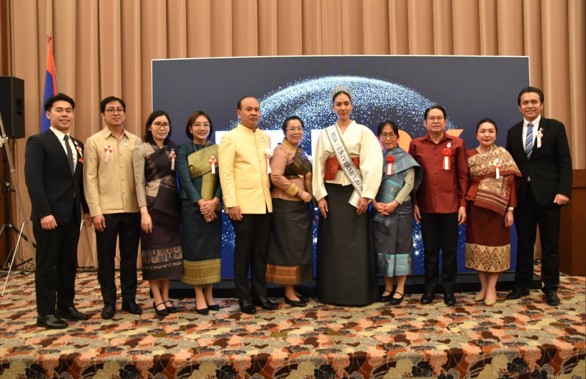 LAO FASHION AND CULTURE FESTIVALにて、ミス・ユニバース・ラオスと関係者がラオス伝統の民族衣装「シン」を着用して記念撮影