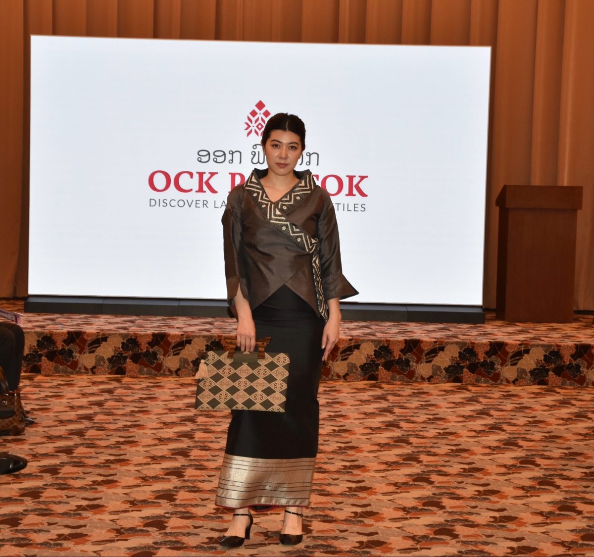 LAO FASHION AND CULTURE FESTIVALにて、Ock Pop Tokのラオス伝統織物をモダンにデザインした衣装を着用したモデル