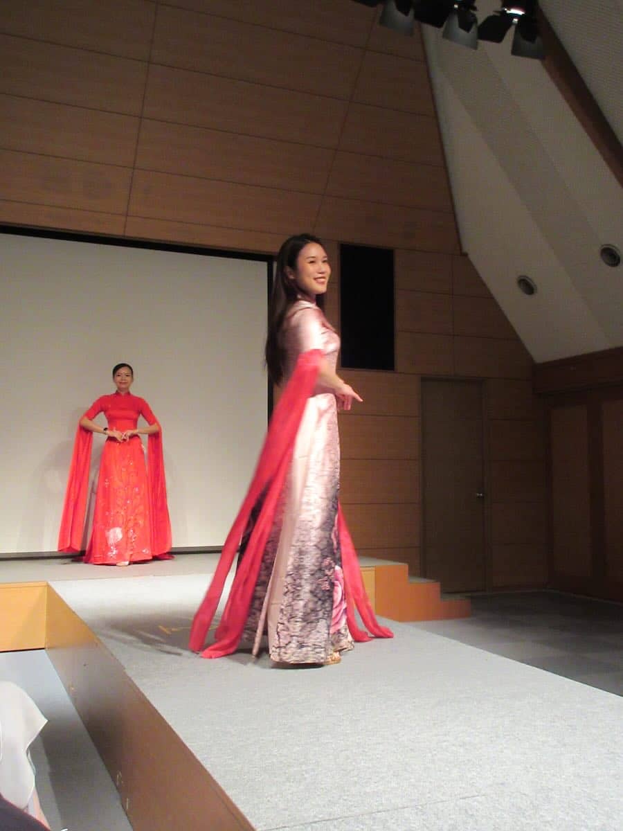 “ベトナムの象徴”アオザイの美に酔う 東京で華麗な文化ファッションショー開催 Vietnamese Ao Dai Shines in Tokyo Fashion Show Celebrating Cultural Heritage