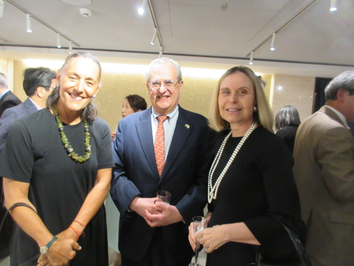 Ambassador Ricardo Rojas with a guest wearing Chile-Japan friendship pins at his farewell reception