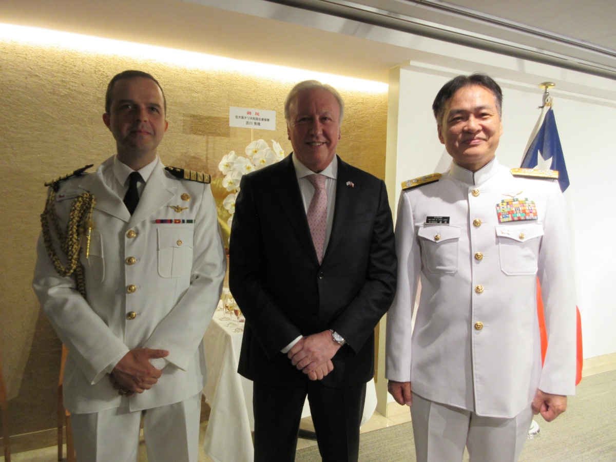チリ海軍と海上自衛隊の士官と共に写るロハス大使