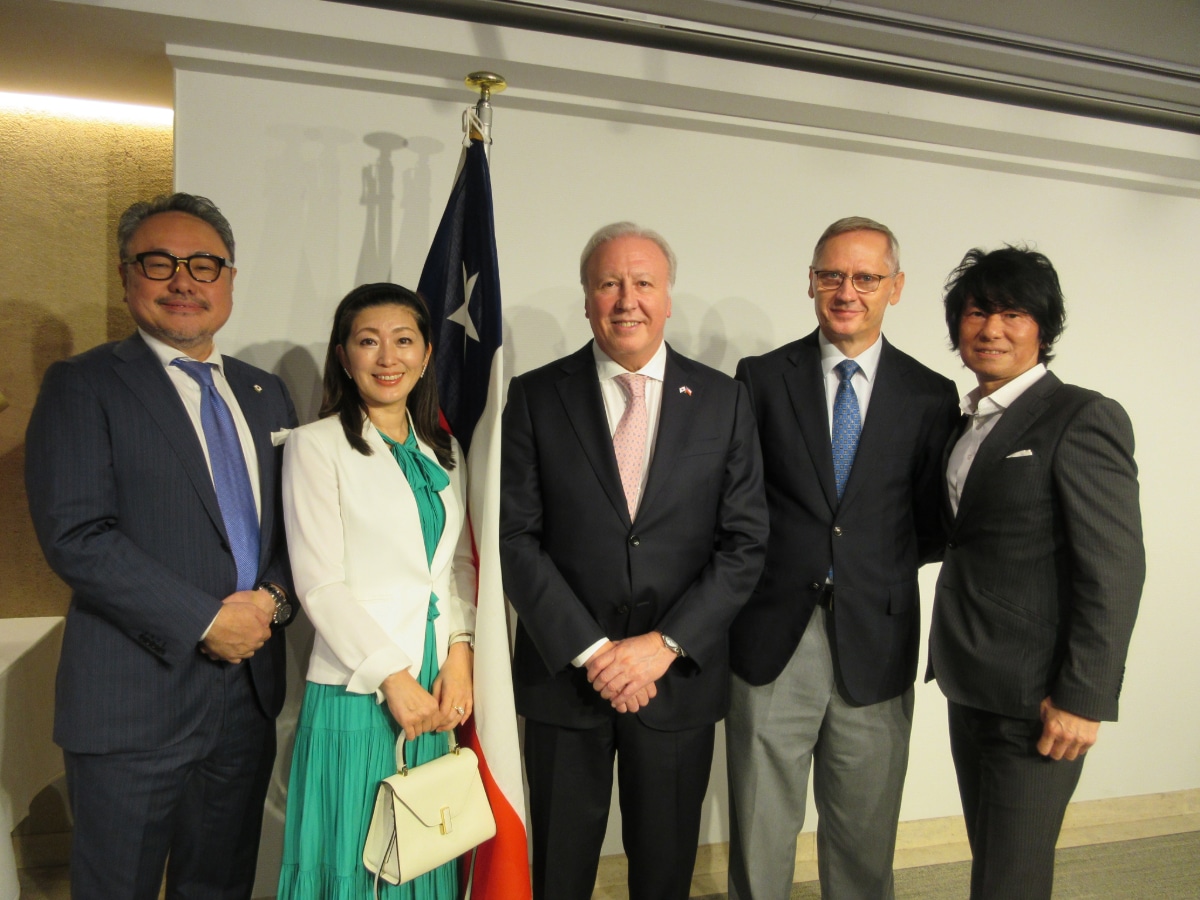 Ambassador Ricardo Rojas shares a warm moment with guests at his farewell reception in Japan