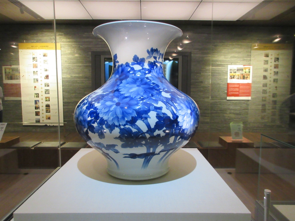 明治天皇より寄贈され、今回の展覧会のために初めて日本に里帰りした青白磁の花瓶