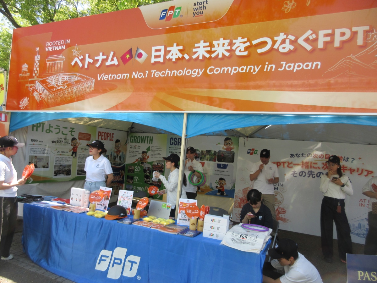FPT Vietnam's large booth with "Vietnam No.1 Technology Company in Japan" banner at the Vietnam Festival 2026 in Yoyogi Park