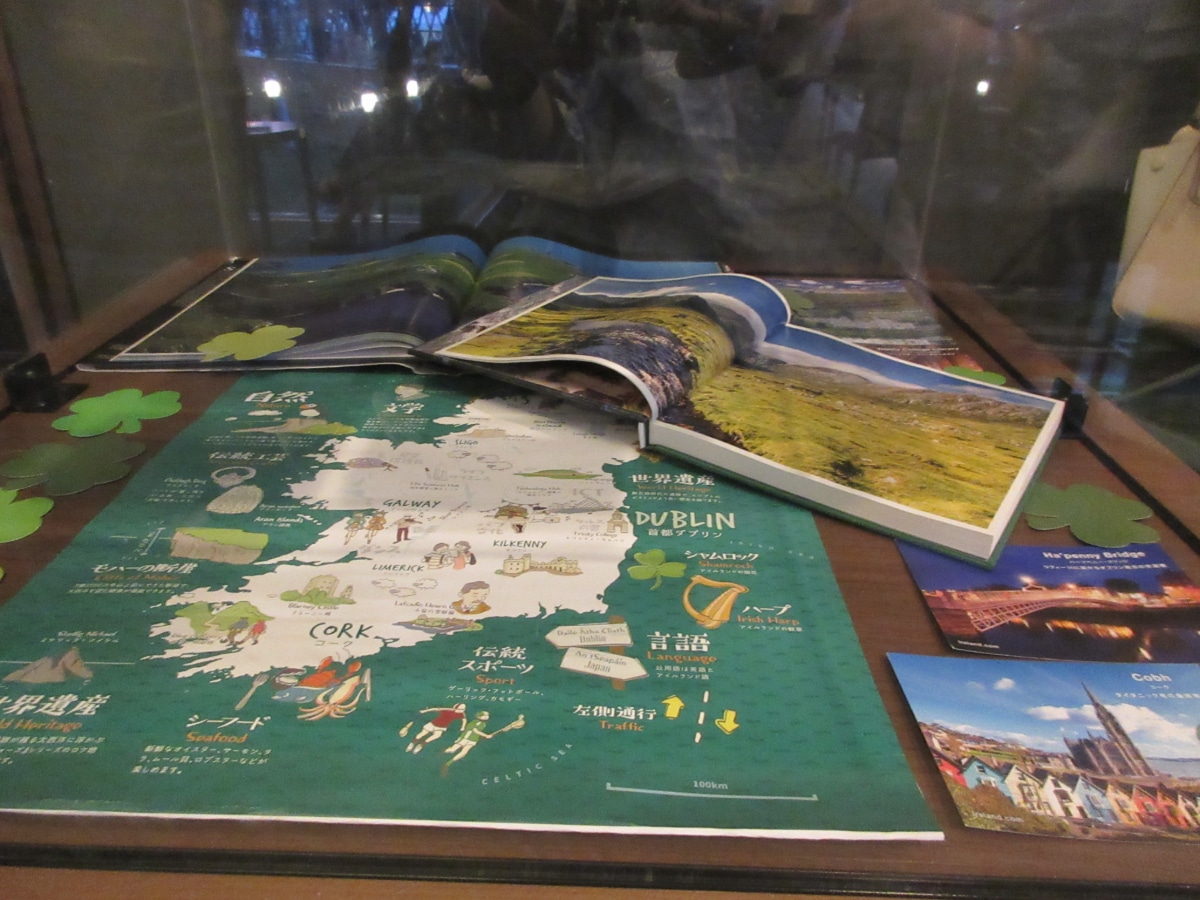 Illustrated map of Ireland in Japanese with shamrock decorations and Ireland photo book displayed at Irish Film Festival 2026 in Tokyo