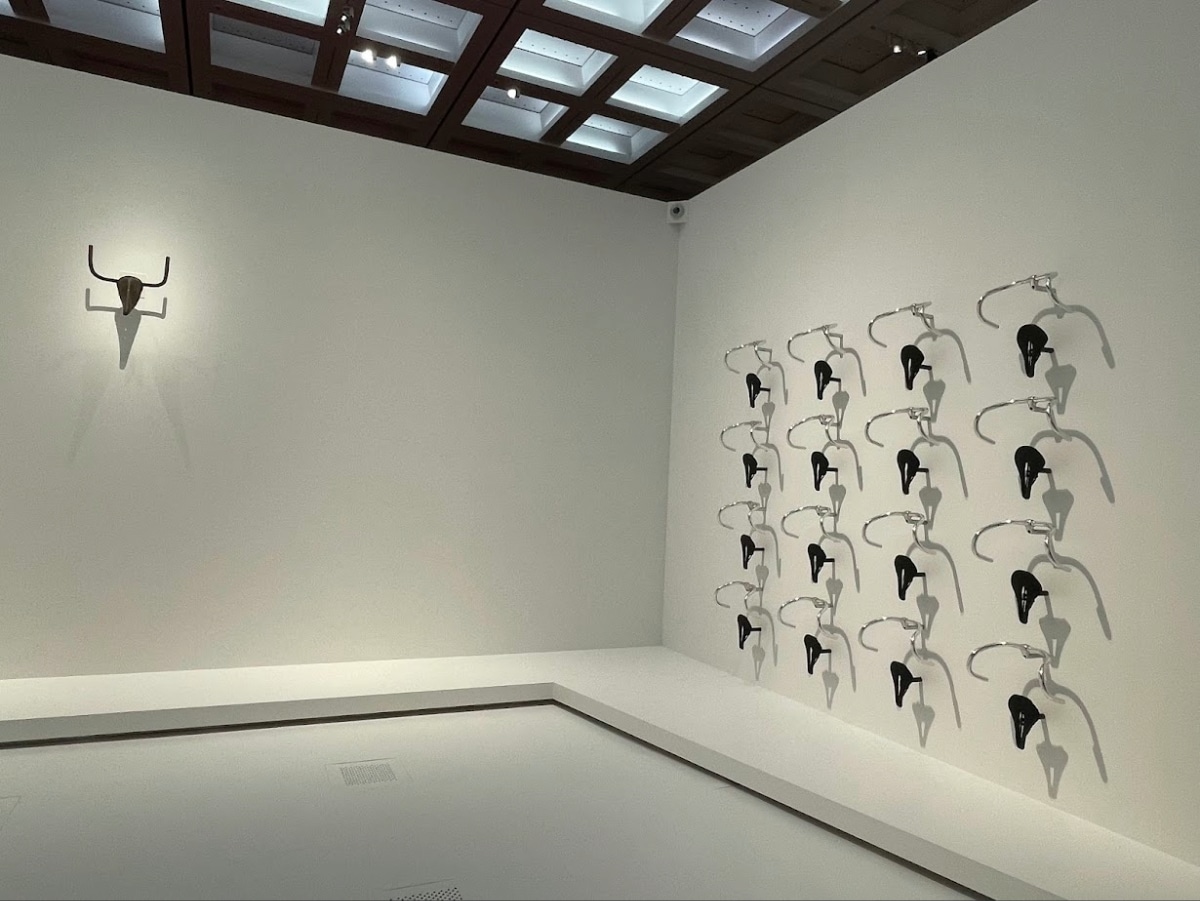 "Picasso, through the Eyes of Paul Smith: An Adventure in Playfulness""Picasso, through the Eyes of Paul Smith: An Adventure in Playfulness"
セクション00 自転車のサドルとハンドルで作られた牛の頭部 ポール・スミスによる展示レイアウト