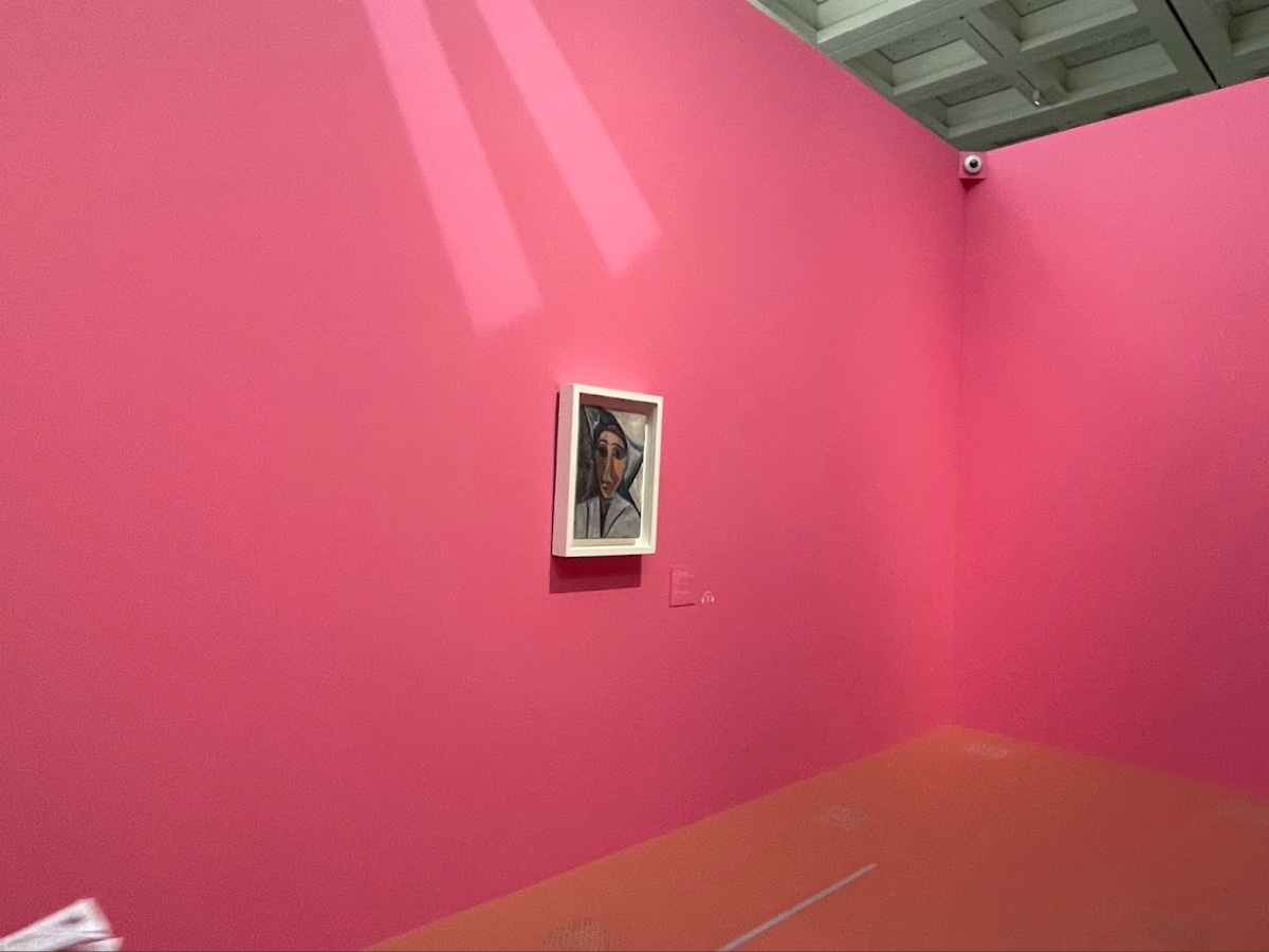 "Picasso, through the Eyes of Paul Smith: An Adventure in Playfulness" セクション03 ピンクとオレンジの空間演出 アヴィニョンの娘たちへの前奏曲 ポール・スミスによる会場デザイン