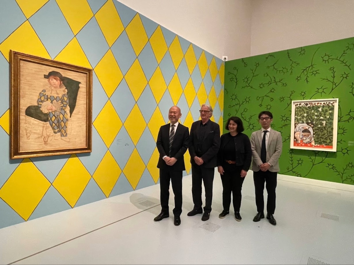 "Picasso, through the Eyes of Paul Smith: An Adventure in Playfulness" セクション07 アルルカン衣装のパウロを描いたピカソ作品とポール・スミスによる菱形模様の空間演出