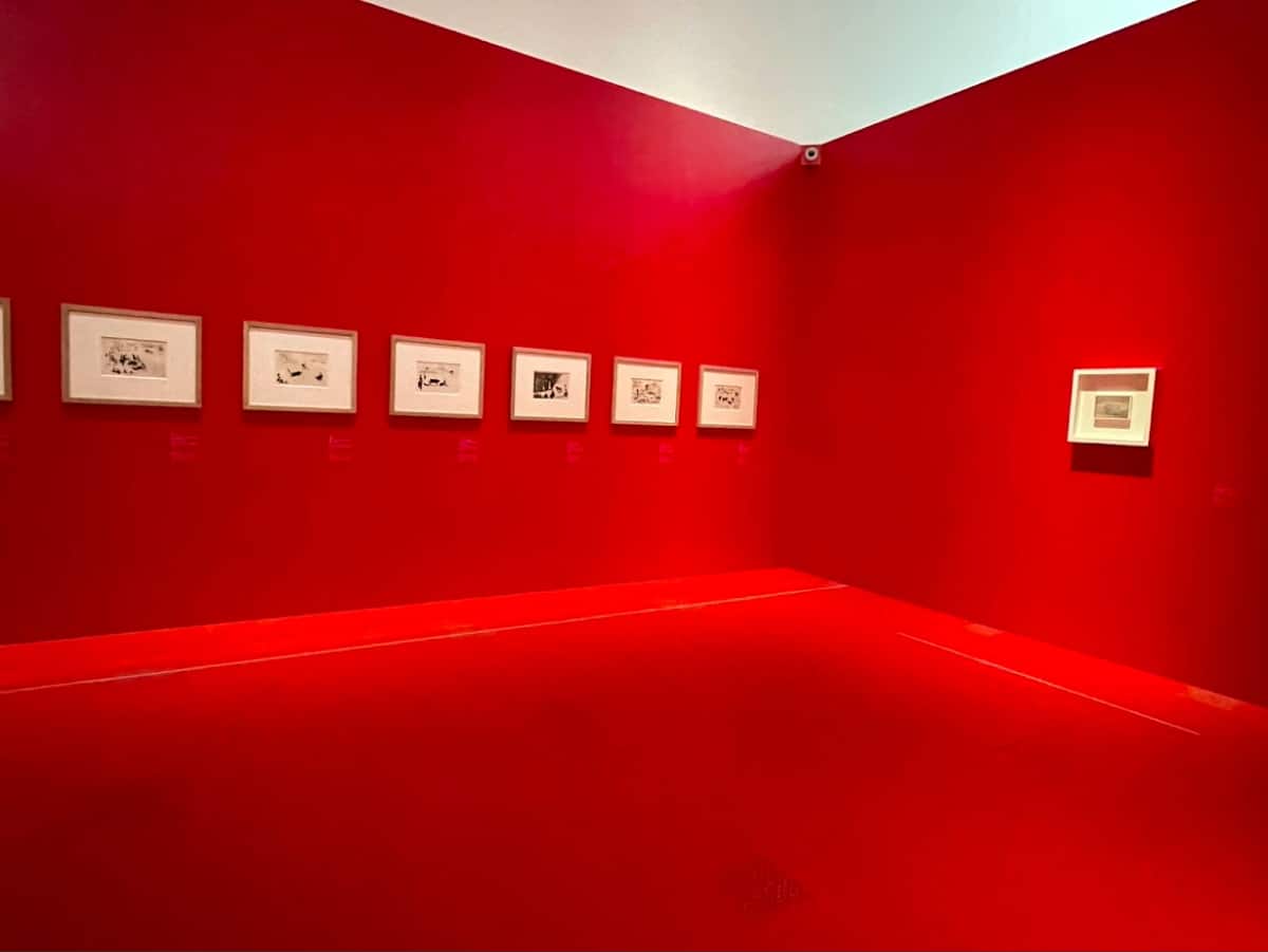 "Picasso, through the Eyes of Paul Smith: An Adventure in Playfulness" セクション08 闘牛をテーマにした赤一色の会場空間 ポール・スミスによる情熱と血の色の演出