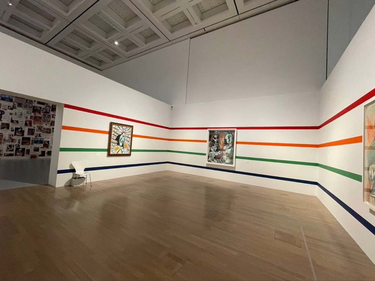 "Picasso, through the Eyes of Paul Smith: An Adventure in Playfulness" セクション15 ポール・スミスのストライプを使った会場レイアウト ピカソの展覧会ポスターと作品の展示空間