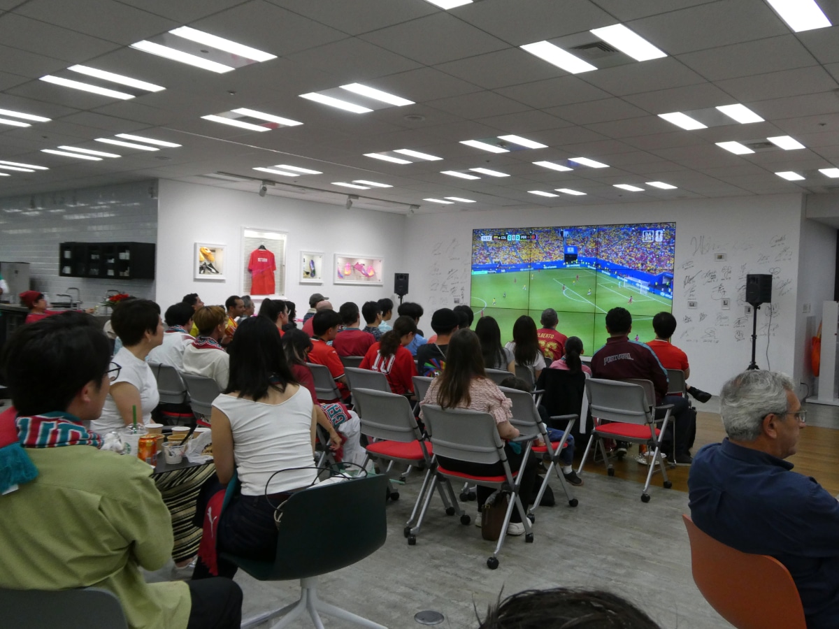 プーマ ジャパンのライブビューイングイベントで大画面のポルトガル対コロンビア戦を観戦する観客