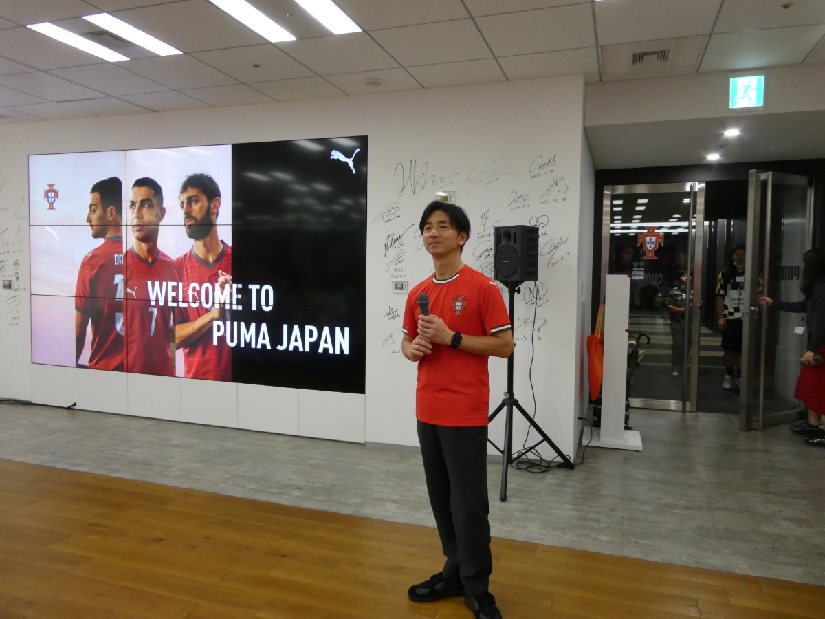 ポルトガル対コロンビアのライブビューイングイベントでプーマ ジャパン本社にて来場者に挨拶する司会者