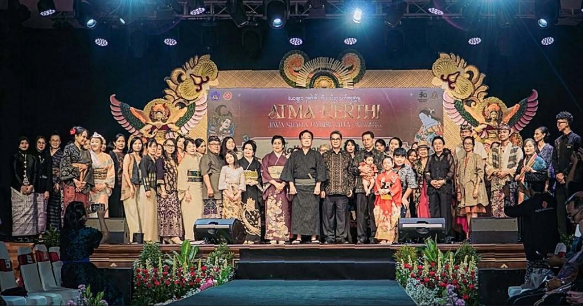 Full cast and guests finale photo at Bali Arts Festival 2026 kimono and batik fashion show